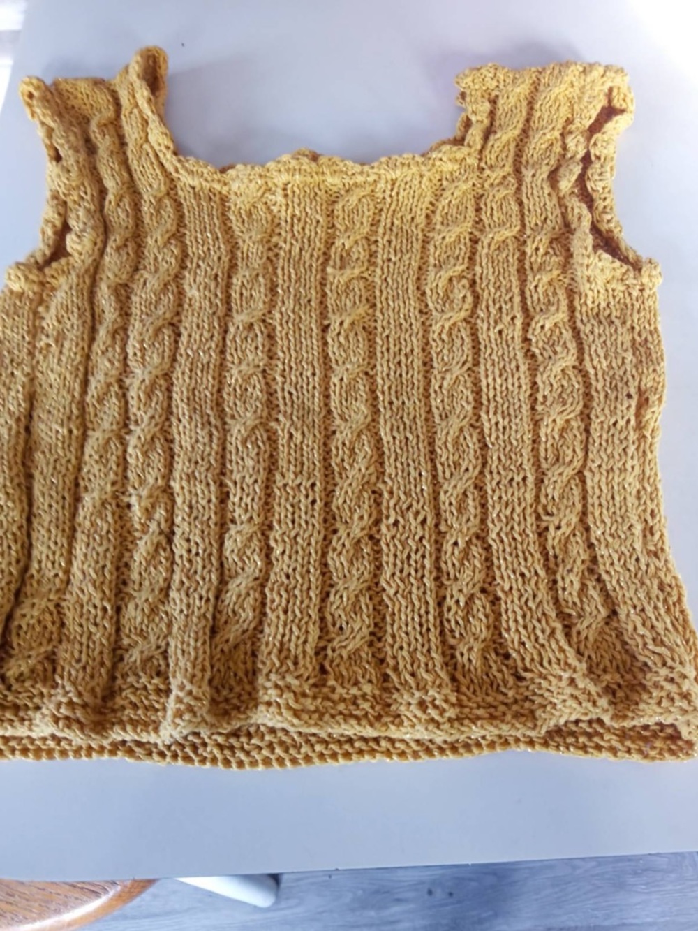 Cropped tank top with gold highlights